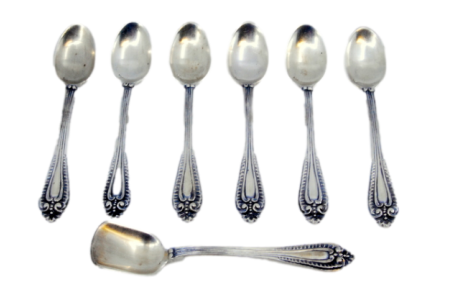 Conjunto de seis colheres de café e pá de açúcar em prata com relevos e frisos no cabo.